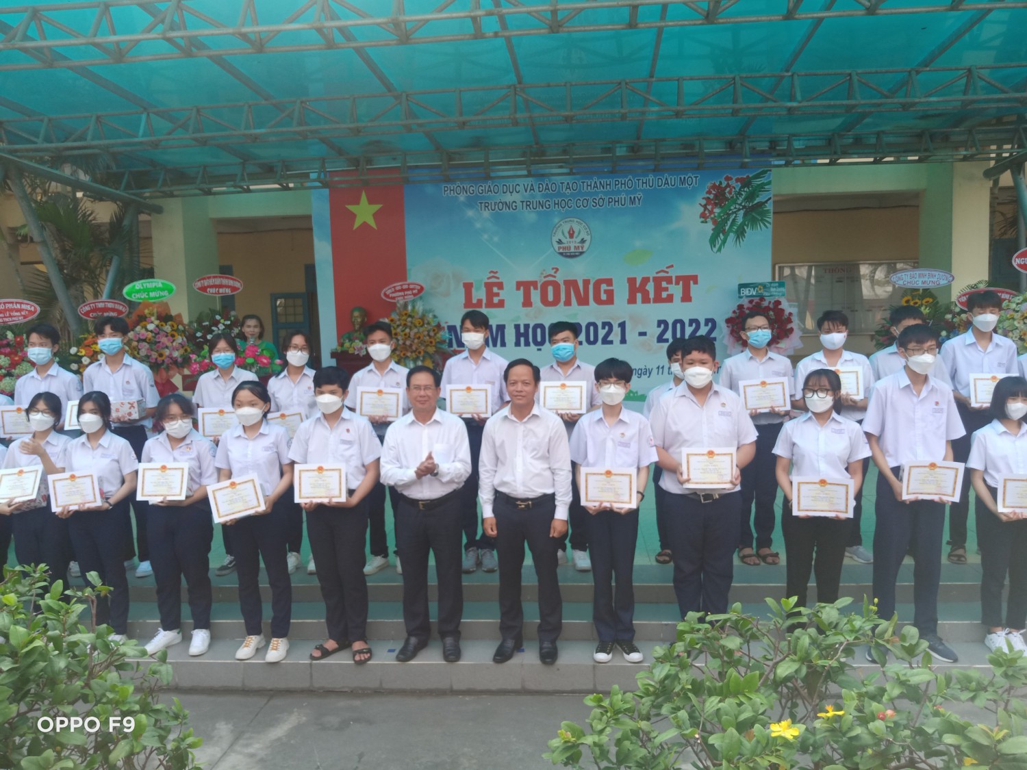 Ông Nguyễn Hữu Thạnh - Trưởng ban tổ chức thành ủy trao phần thưởng cho các em
