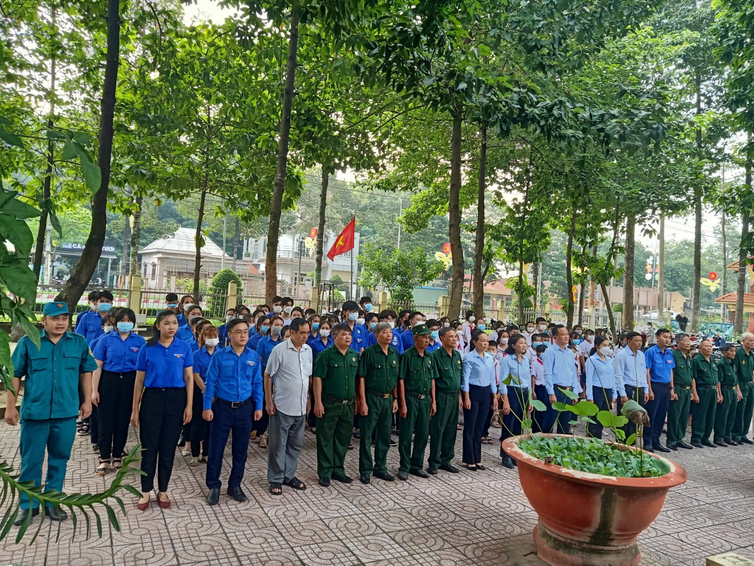 Học sinh trường tham gia viếng đài liệt sĩ phường