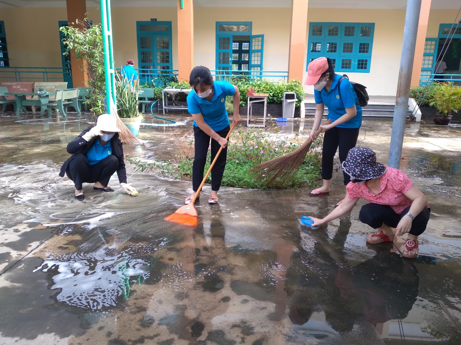 Trường THCS Phú Mỹ tiếp tục tổng vệ sinh môi trường chuẩn bị cho năm học mới, năm học 2022 - 2023