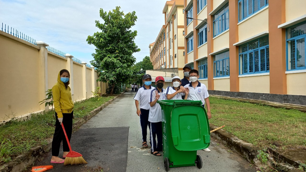 Trường THCS Phú Mỹ tổ chức tổng vệ sinh môi trường chuẩn bị cho năm học mới, năm học 2022 - 2023