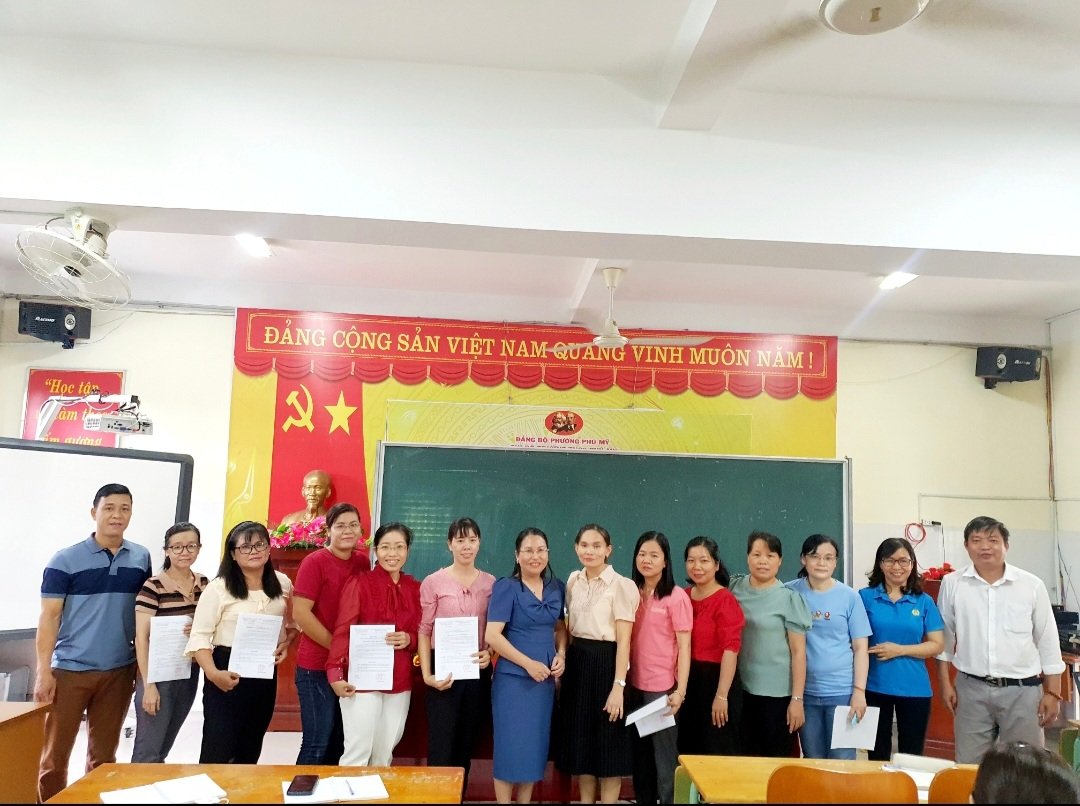 Trường THCS Phú Mỹ trao quyết định tổ trưởng và phó tổ trường