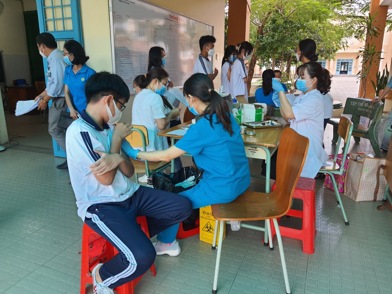 Trường THCS Phú Mỹ tổ chức tiêm Vắc xin mũi 1, 2, 3 cho học sinh