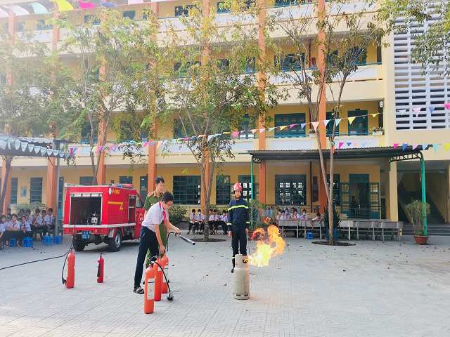 Tăng cường tuyên truyền phòng cháy chữa cháy và cứu nạn cứu hộ cho giáo viên và học sinh trường THCS Phú Mỹ.